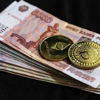 ロシアルーブル紙幣とビットコイン、イーサリアムコインの写真