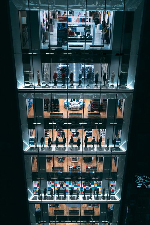 商業施設の複数階ショーウィンドーに並ぶマネキンのディスプレイ