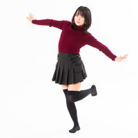 ⊂二二二（　＾ω＾）二⊃ﾌﾞｰﾝ　する喜ぶ女性の写真