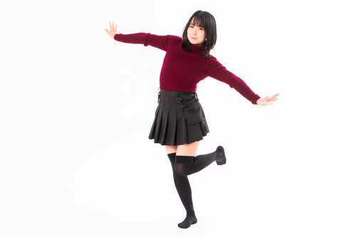 ⊂二二二（　＾ω＾）二⊃ﾌﾞｰﾝ　する喜ぶ女性