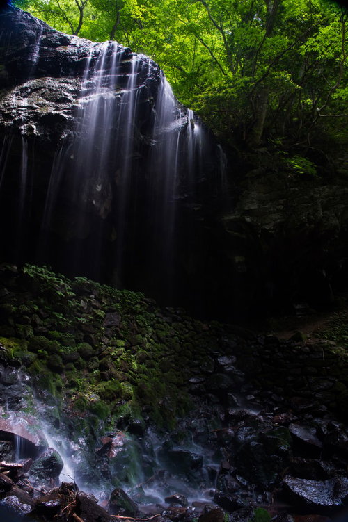 岡山県鏡野町の岩井滝と新緑の清流、初夏の渓谷風景