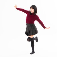 呼ばれてきましたー！両手を広げて飛び立つポーズをする女性の写真