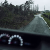 梅雨の農道を走る車から見た雨の景色の写真
