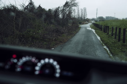 梅雨の農道を走る車から見た雨の景色