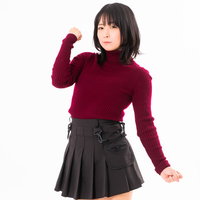 赤いニット姿でガッツポーズを決める女性の応援の写真