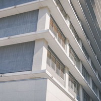 霞が関庁舎の規則正しく並ぶ白いコンクリート外壁と窓の写真