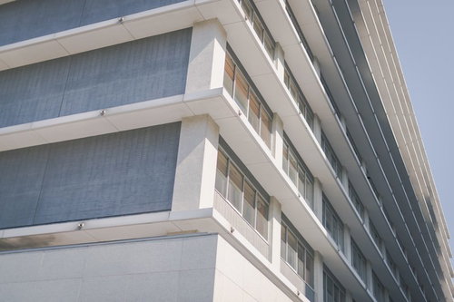 霞が関庁舎の規則正しく並ぶ白いコンクリート外壁と窓