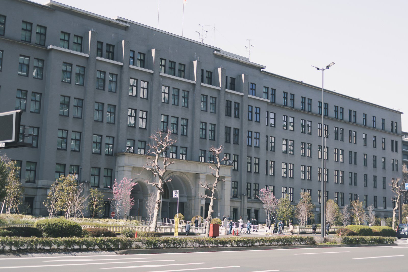 車道越しに見た財務省本庁舎の外観