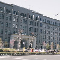 車道越しに見た財務省本庁舎と国税庁の庁舎群の写真