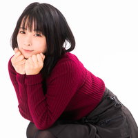 顎に手を添えてあざとく見つめる蹲った女性の写真