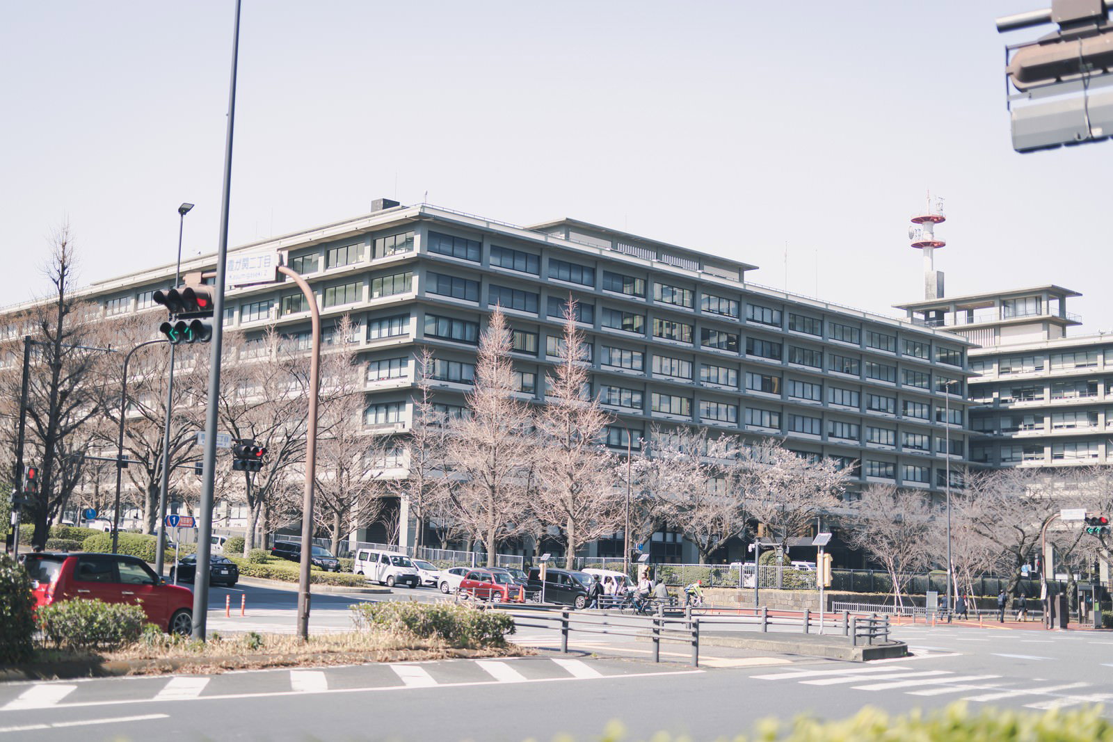 交差点から青空の下に建つ外務省の建物を撮影した写真