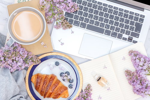 ライラックの花が映えるデスク周りとMacbook