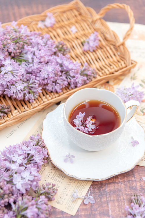 竹製トレーにのせたライラックとカップに浮かぶライラック