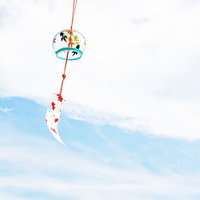 夏空に吊るされた涼しげな風鈴の音色と風情の写真