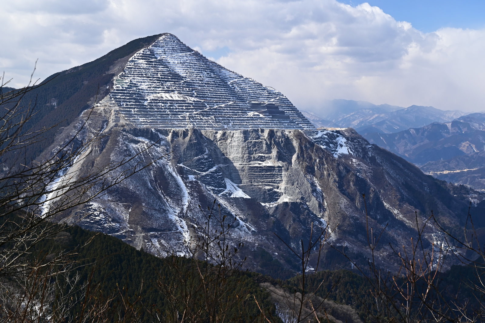 横手山から見た武甲山の雪化粧した山肌と採掘跡