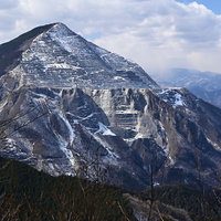 横手山から見る武甲山の独立した山肌と秩父連峰の写真