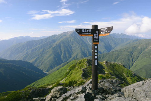 塩見岳山頂の道標と広がる山々、南アルプスの山稜風景