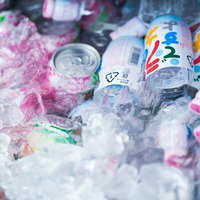 氷で冷やされたジュース類や駄菓子の出店飾りの写真