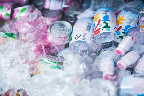 氷で冷やされたジュース類や駄菓子の出店飾り