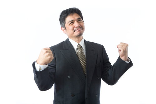 受注が決まり1人ガッツポーズを決めた上司