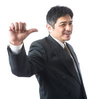 「ついてこい！」と案内する頼もしい上司の写真