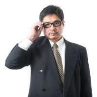 不正経理は見逃さない！眼鏡ビジネスマンの写真
