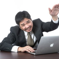 （何もやっていないのにパソコン動かなくなった）部下に助けを求める上司の写真