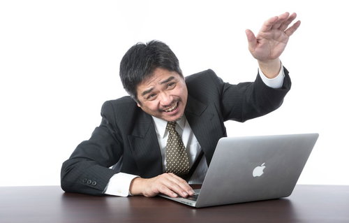 （何もやっていないのにパソコン動かなくなった）部下に助けを求める上司