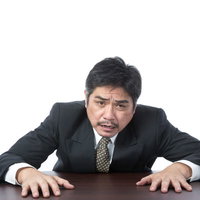 社運をかけたプロジェクトがリークされて絶望する責任者の写真