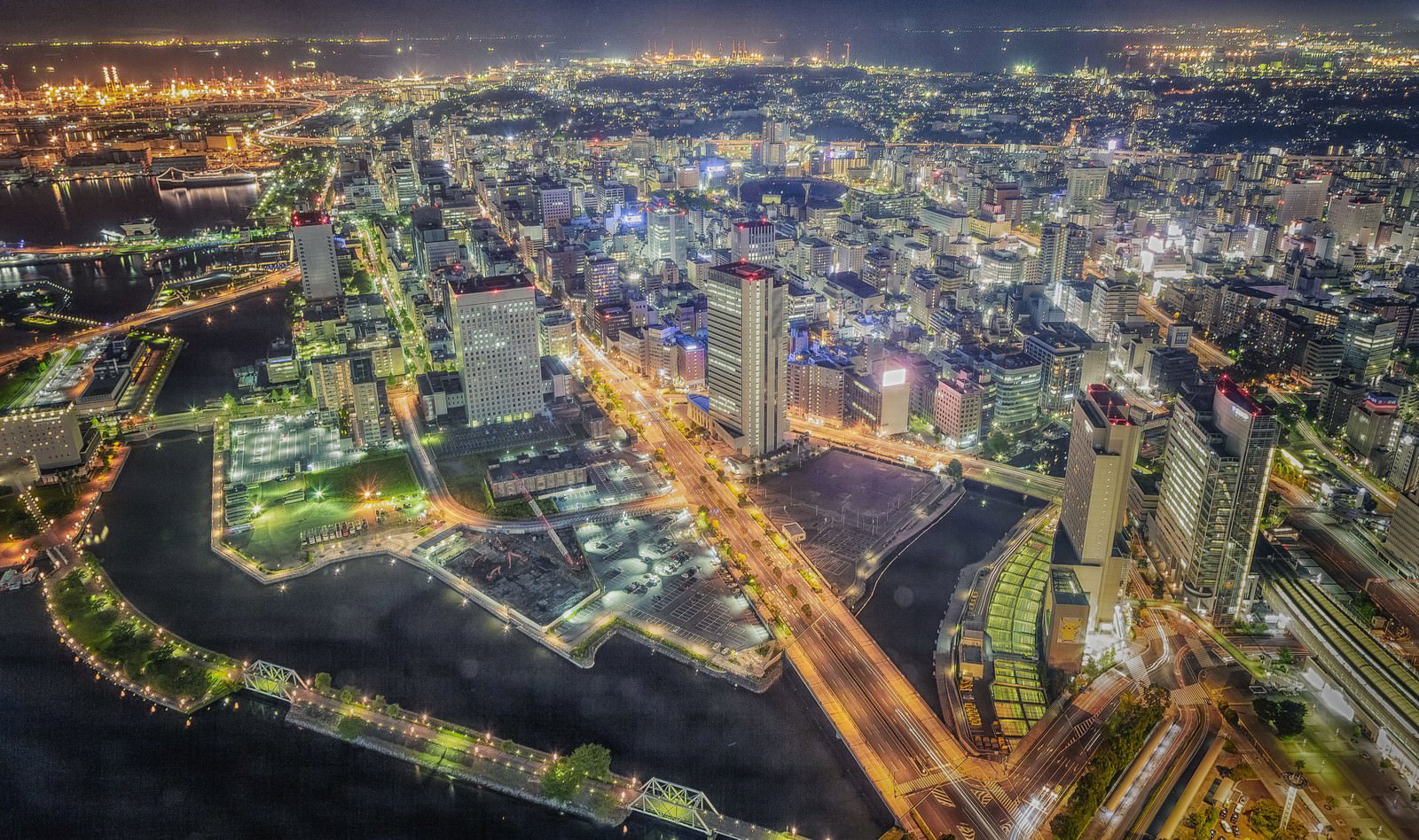 横浜の夜景を高層ビルから見下ろしたHDR写真。ビル群と夜間照明が広がる都市風景