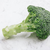 マーブル天板の上に置いたブロッコリーの新鮮な野菜の写真