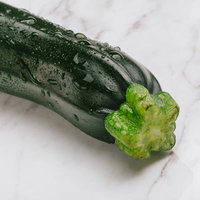 ズッキーニの採れたてのヘタ、新鮮な緑色野菜の断面の写真