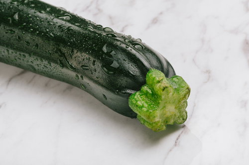 ズッキーニの採れたてのヘタ、新鮮な緑色野菜の断面