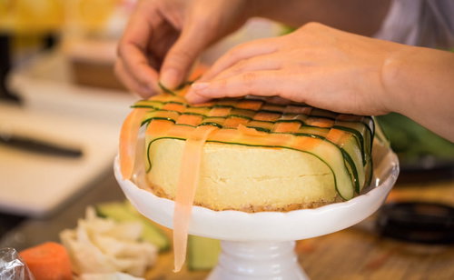 ズッキーニと人参の薄切りを交互にのせるベジデコケーキ