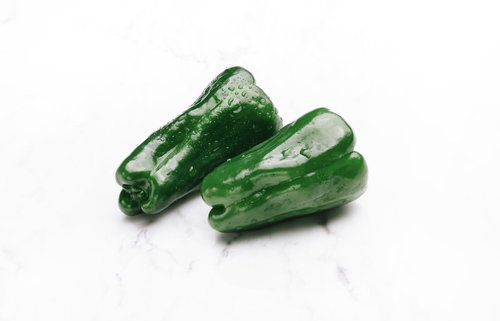 水滴がついた新鮮なピーマン採れたての野菜