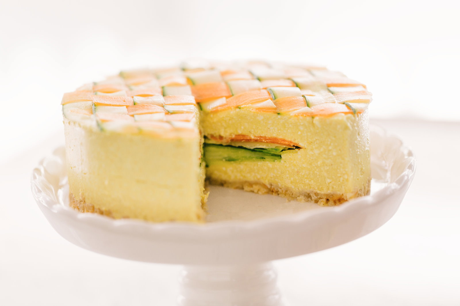 スモークサーモンとチャイブを飾ったベジデコケーキ