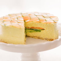 食べ応えのある野菜のベジデコケーキ、スモークサーモンとチャイブを飾った一皿の写真