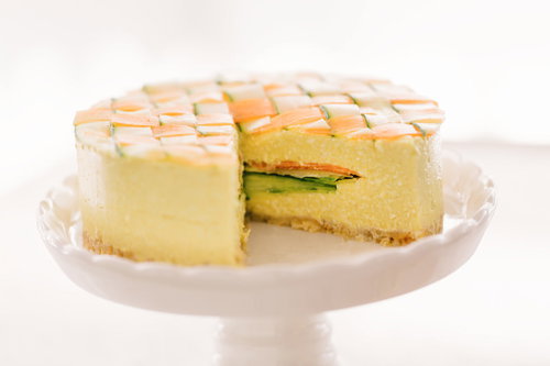 食べ応えのある野菜のベジデコケーキ、スモークサーモンとチャイブを飾った一皿