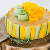 野菜の食感とクリームチーズの濃厚な味わい「ベジデコサンドケーキ」の写真