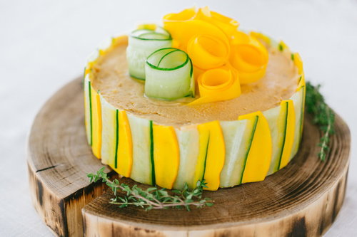 野菜の食感とクリームチーズの濃厚な味わい「ベジデコサンドケーキ」