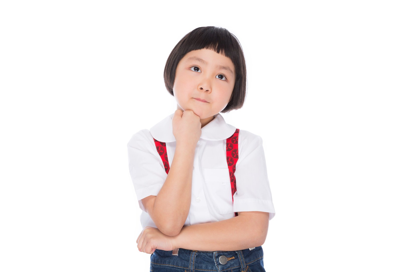 白いシャツに赤いリボンをつけた前髪パッツンの女の子が、顎に手を当てて考えている［モデル：ゆうき］