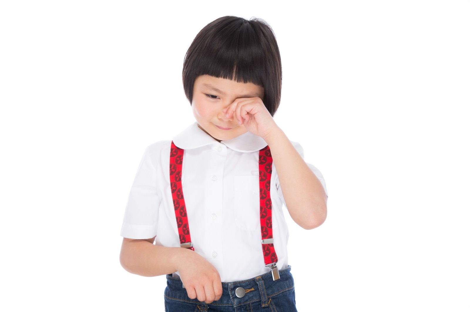 前髪パッツンの女の子が目元を手で押さえて泣いている［モデル：ゆうき］