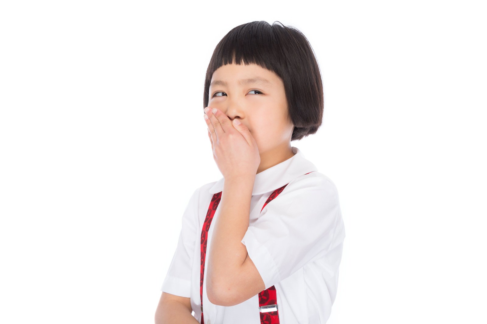前髪パッツンの女の子が手を口元にあてニヤニヤ笑う［モデル：ゆうき］