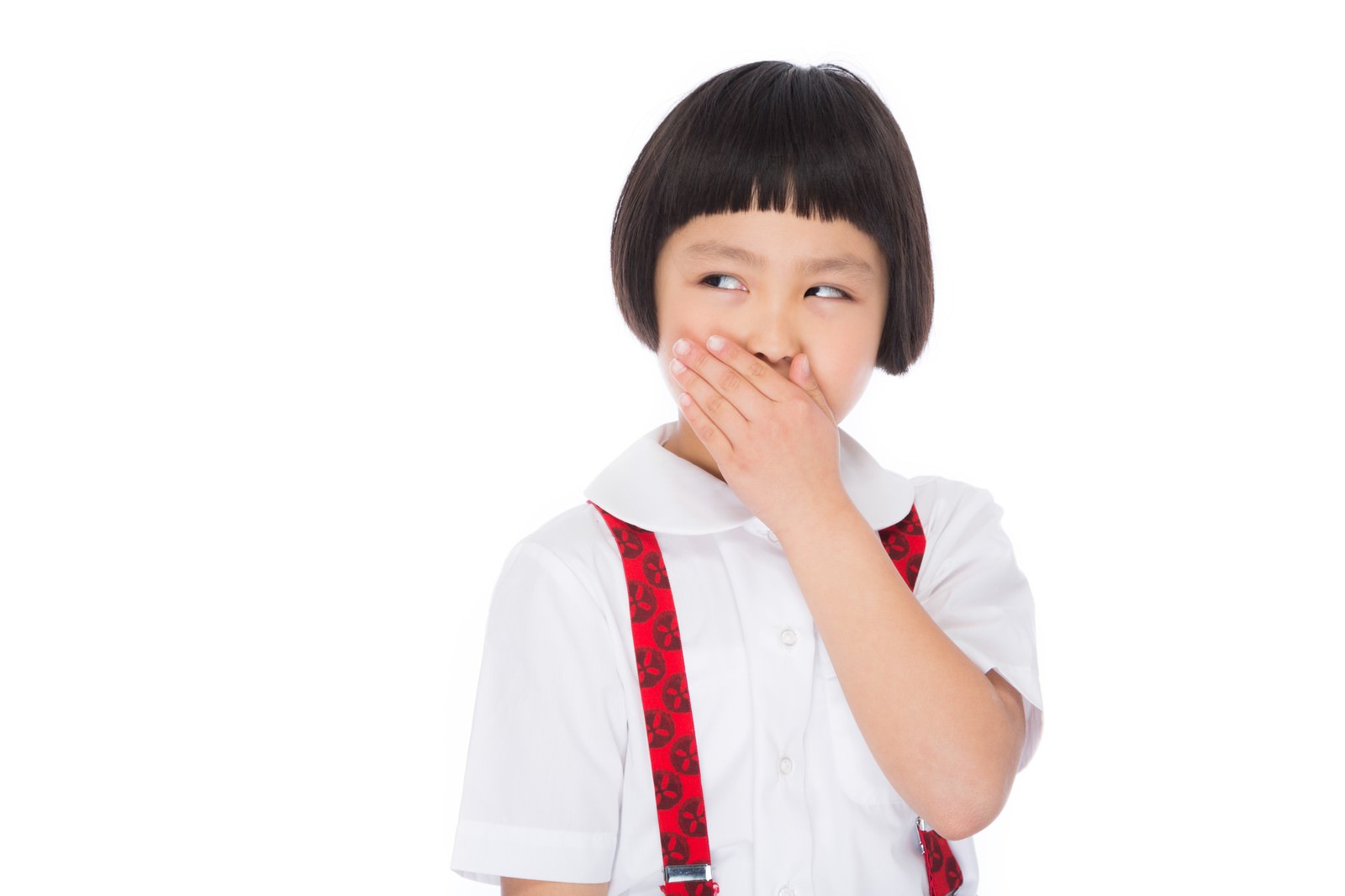 口元を手で覆き、目線を左上に向ける白いシャツの女の子［モデル：ゆうき］