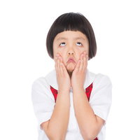 ぶーたれた表情で両頬に手を当てる前髪パッツンの女の子の写真