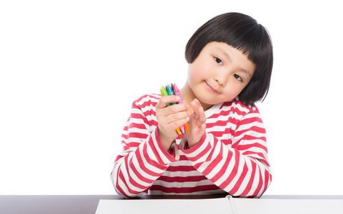 コーポレートサイトのテーマカラーを決める若手デザイナーの色鉛筆選び