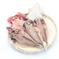 竹かごに並ぶ干物セット（タイ、アジ、イカ）の写真