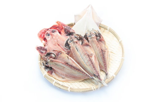 竹かごに並ぶ干物セット（タイ、アジ、イカ）