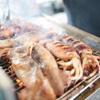 いすみ市の朝市で焼きたてのイカ焼きを並べた露店の写真