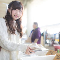 朝市で野菜を選ぶ若い女性、地元産野菜を吟味（いすみ市）の写真